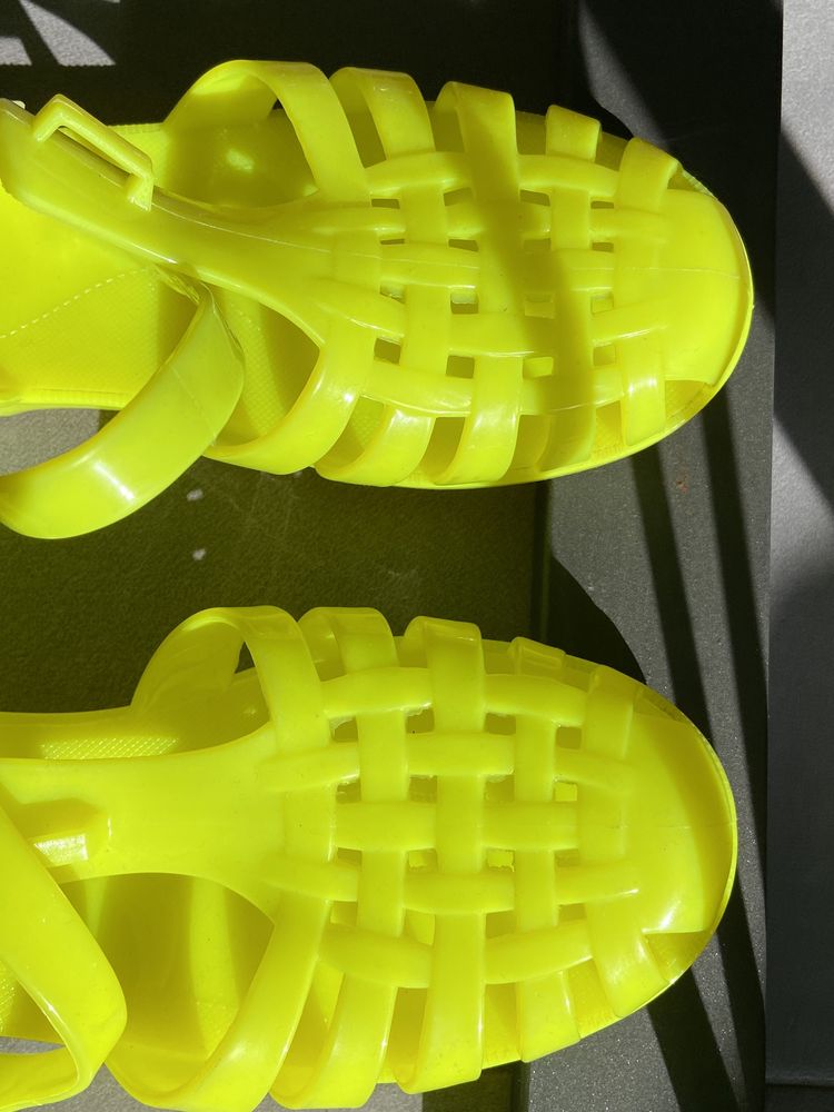 Sandálias de praia amarelo fluorescente