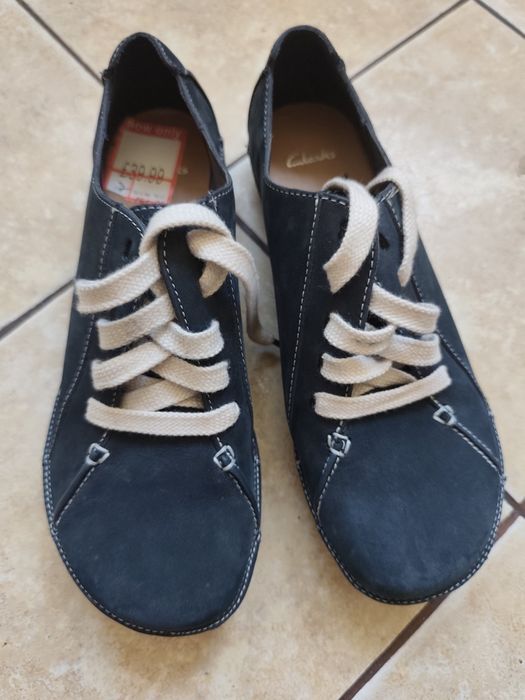 Женские новые кожаные темно-синие туфли Clarks на шнуровке, размер 40