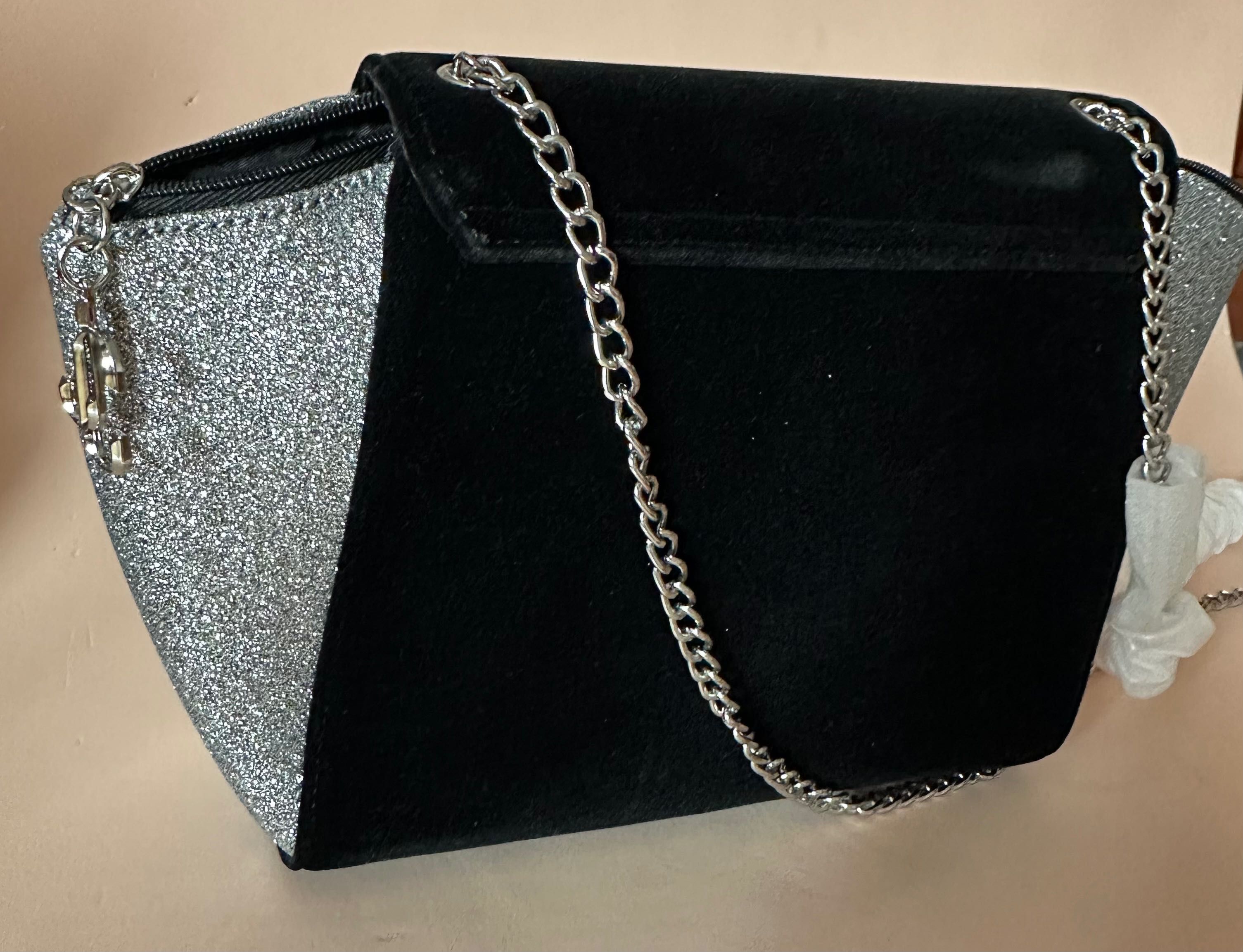 Клатч чорний бархатний з металевою ручкою в стилі jimmy choo