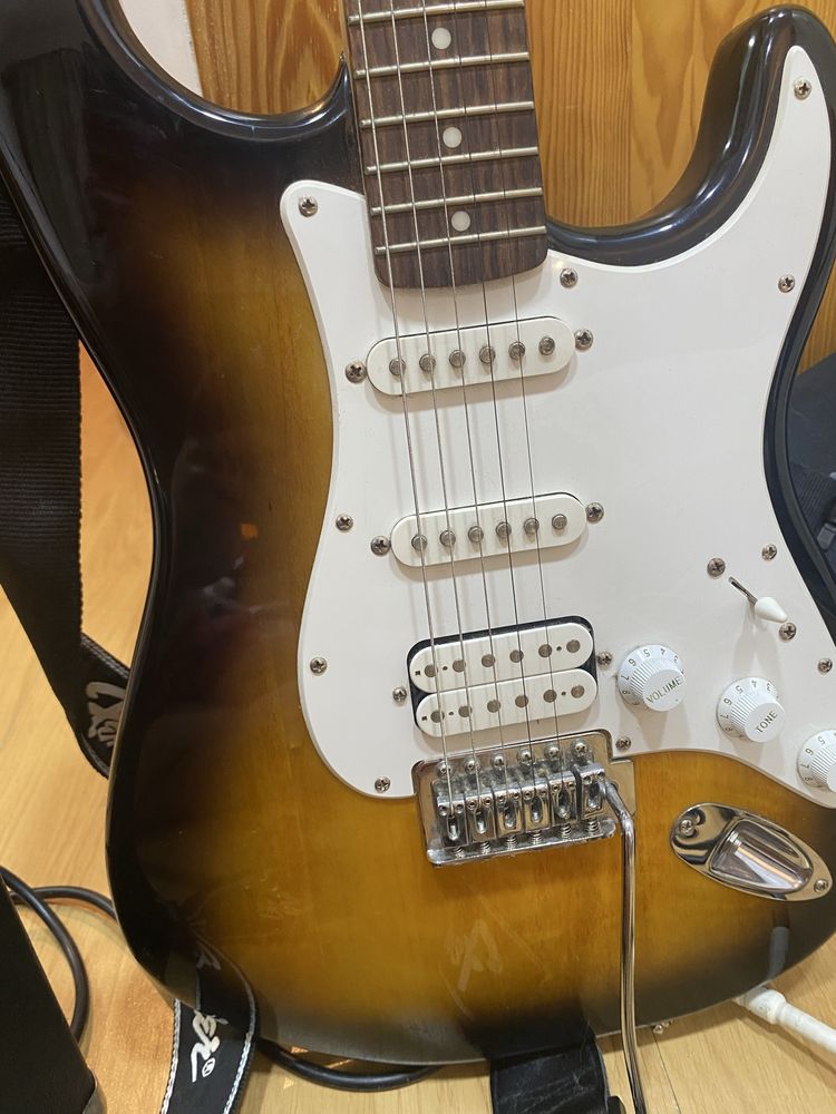 Squier + Amplificador Fender 10G + Bracelete + Mala