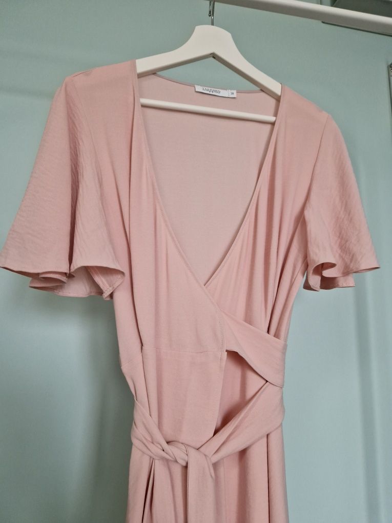 Pudrowo różowa sukienka midi kopertowa wiązana elegancka Taranko