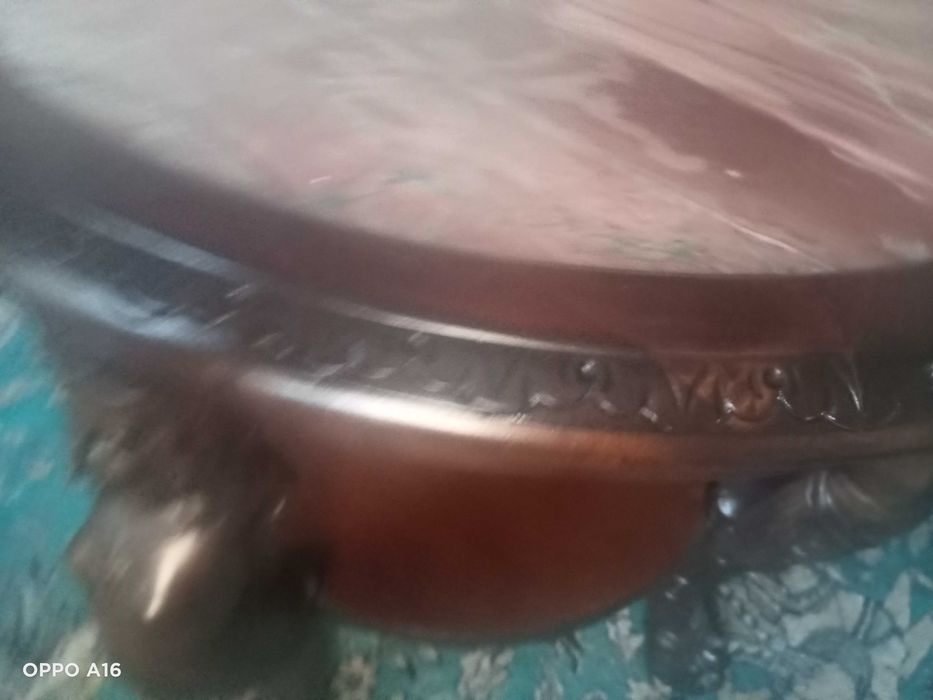 Stolik rzeźbiony,blat marmur ,nogi lwie łapy.