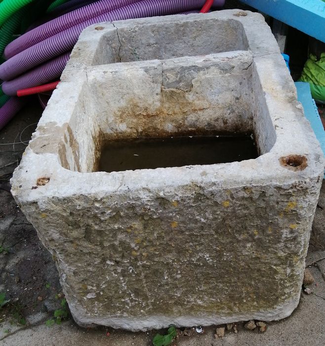 Pia em pedra dupla secular.