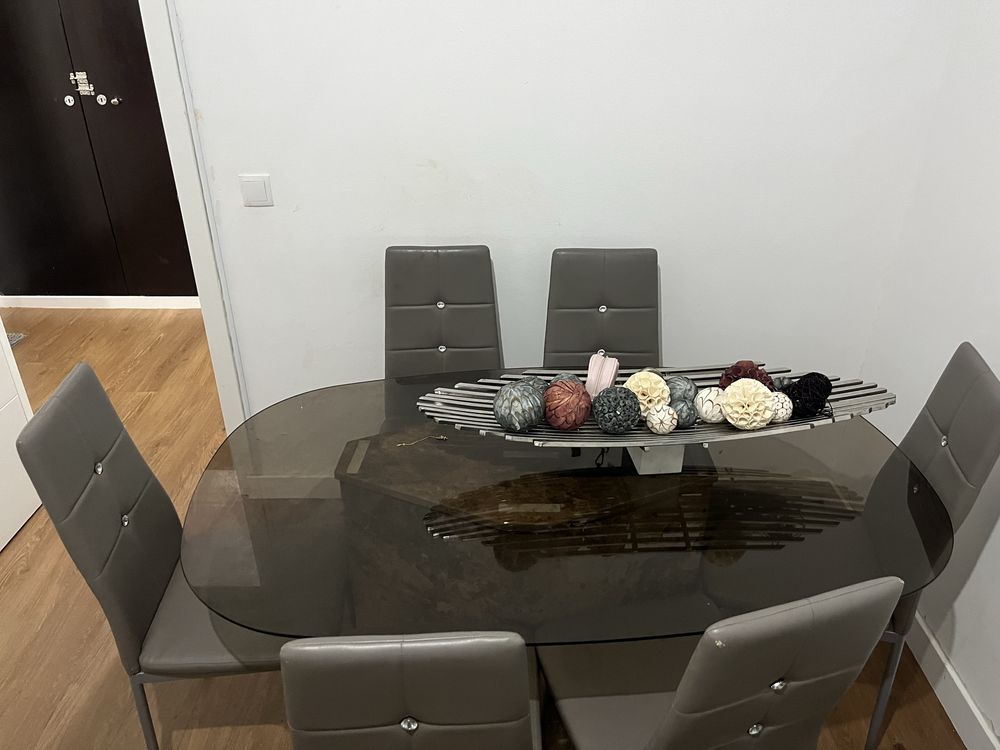 Mesa de jantar e cadeiras