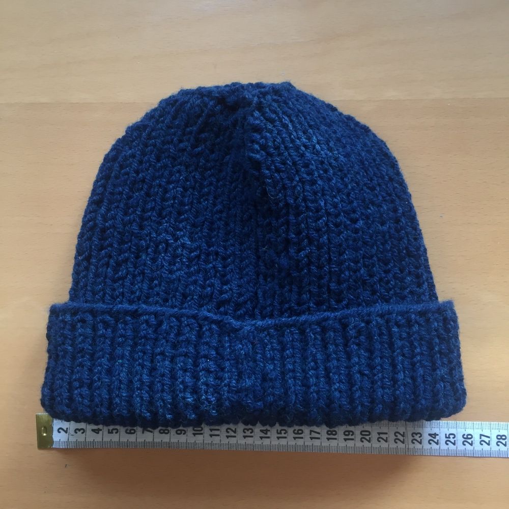 Granatowa ciepła czapka na zimę zrobiona na drutach przez mamę
