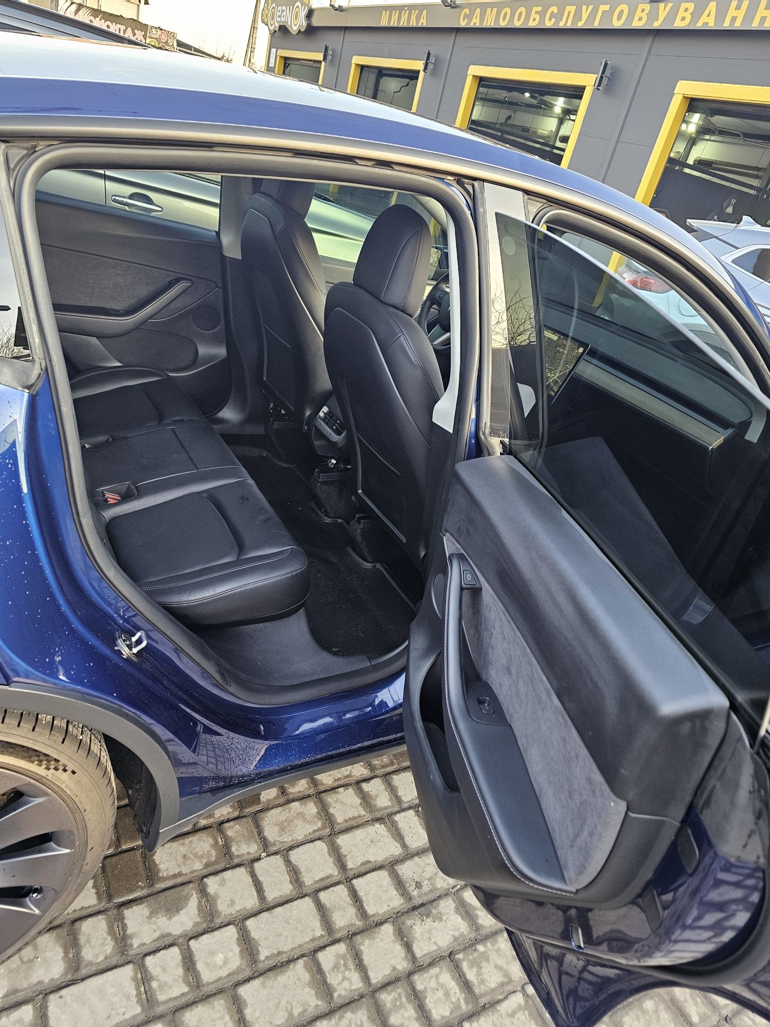 В родной краске Tesla Model Y Performance 2022 FSD, шумка, доводчики.