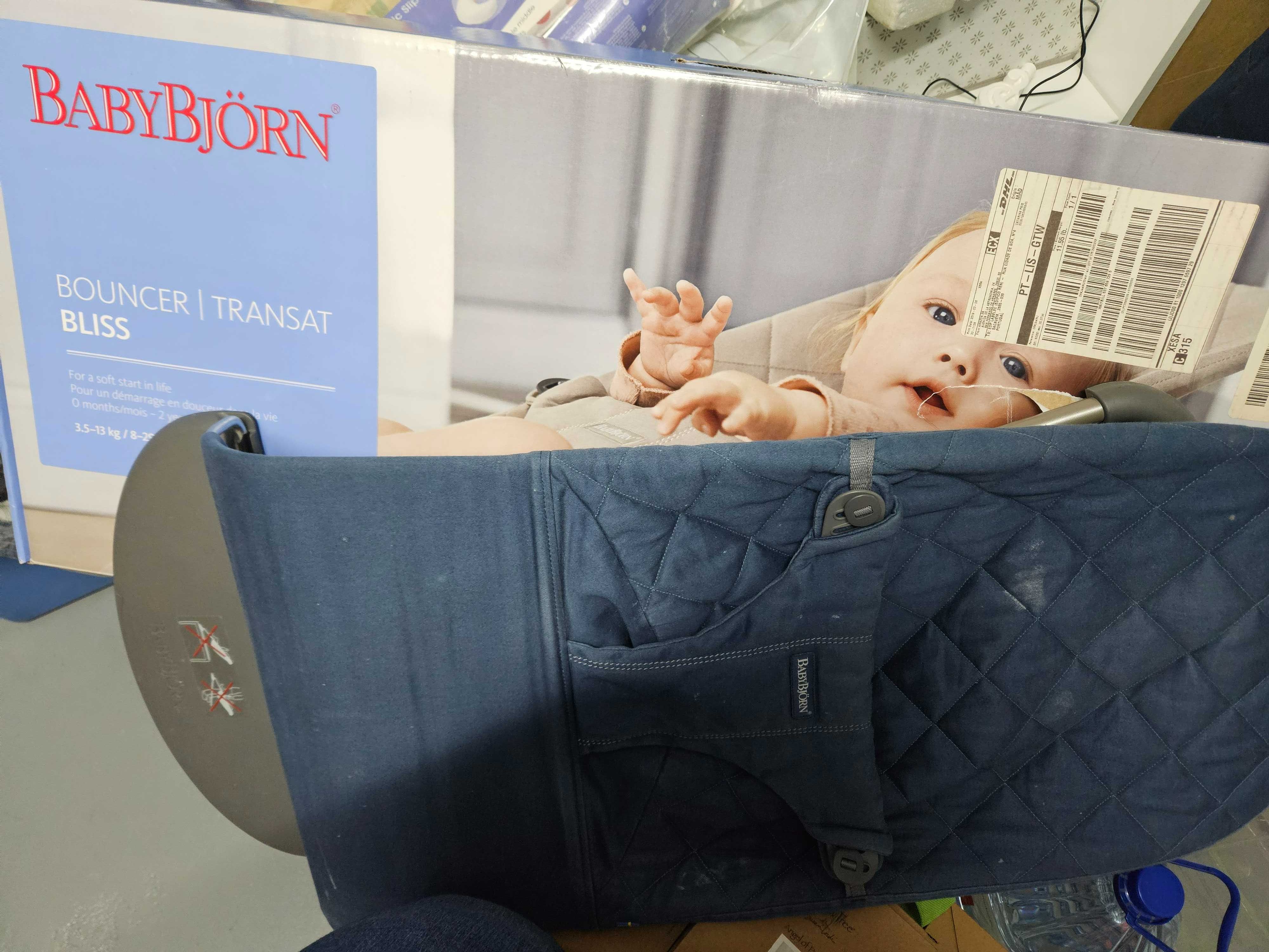 Bebé - Espreguiçadeira/bouncer da Babybjorn com brinquedo