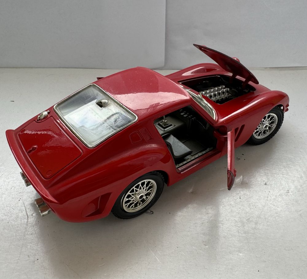 Model samochodu w skali 1:24 Ferrari GTO Bburago Burago