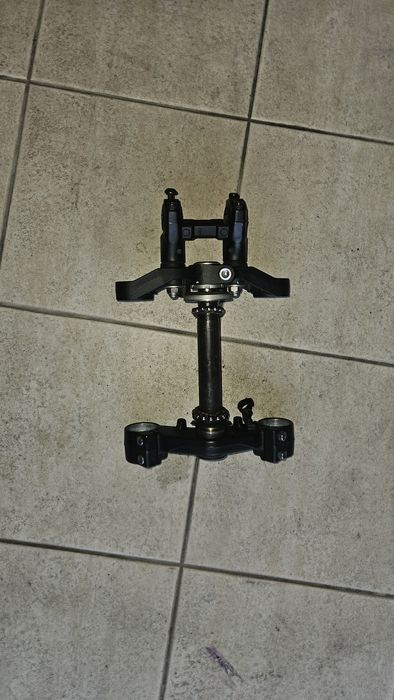 Mesas da direção mt07 e copos da suspensão