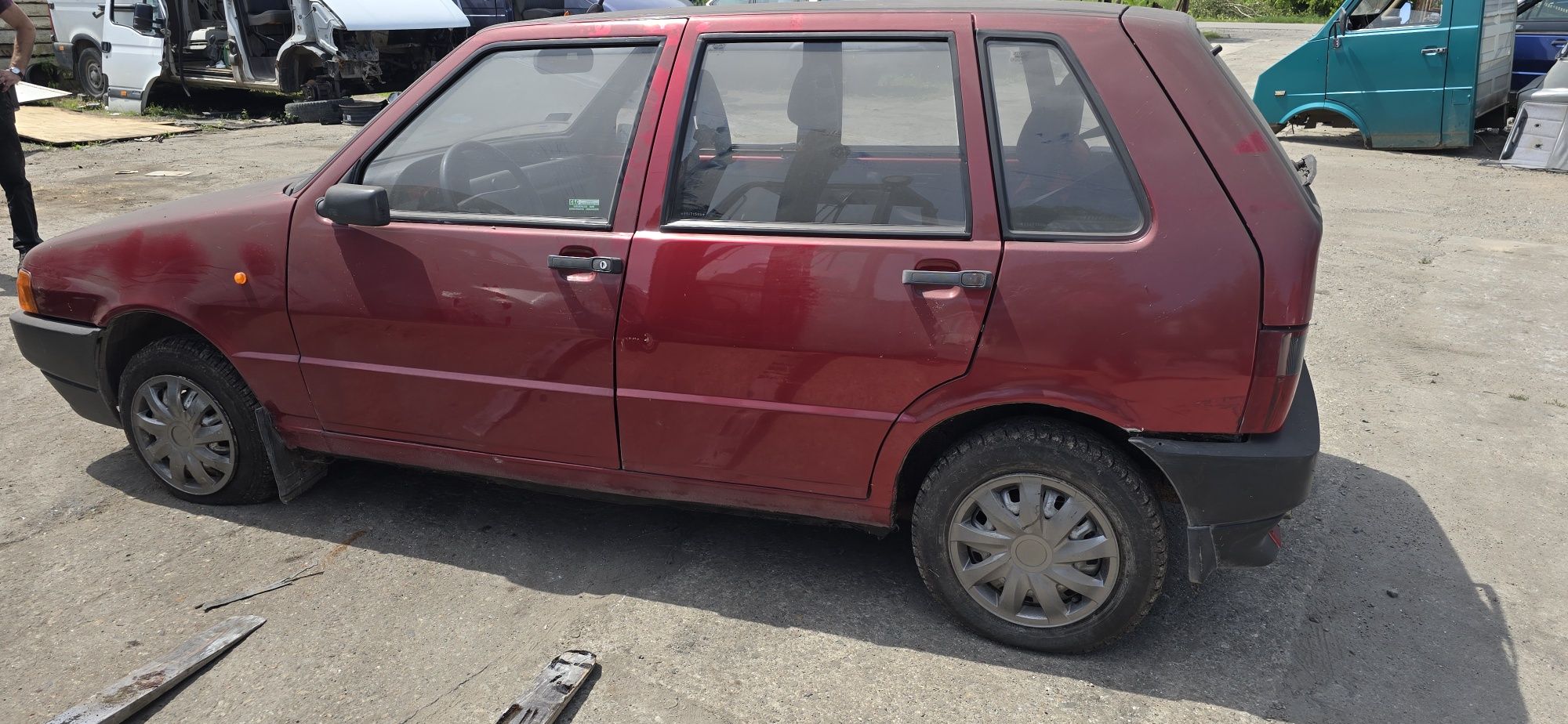 Drzwi maska klapa  zderzak lampa silnik 0.9 Fiat  Uno części