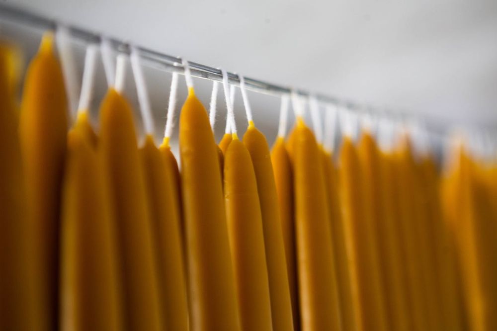velas tradicionais de cera de abelha mergulhadas à mão
