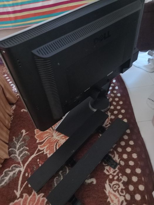Televisão da marca DELL com colunas a funcionar 100porcento