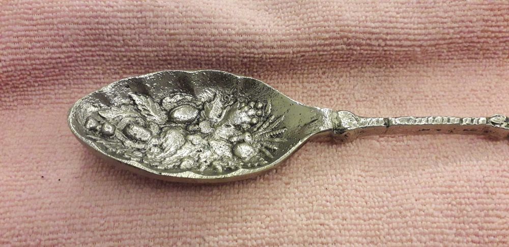 Talheres (3) com querubim, em metal prateado, muito antigos