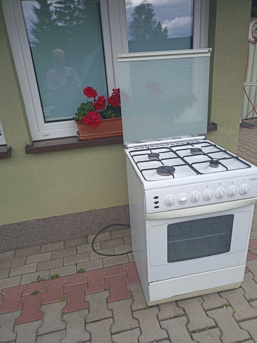 Kuchnia gazowo elektryczna .
