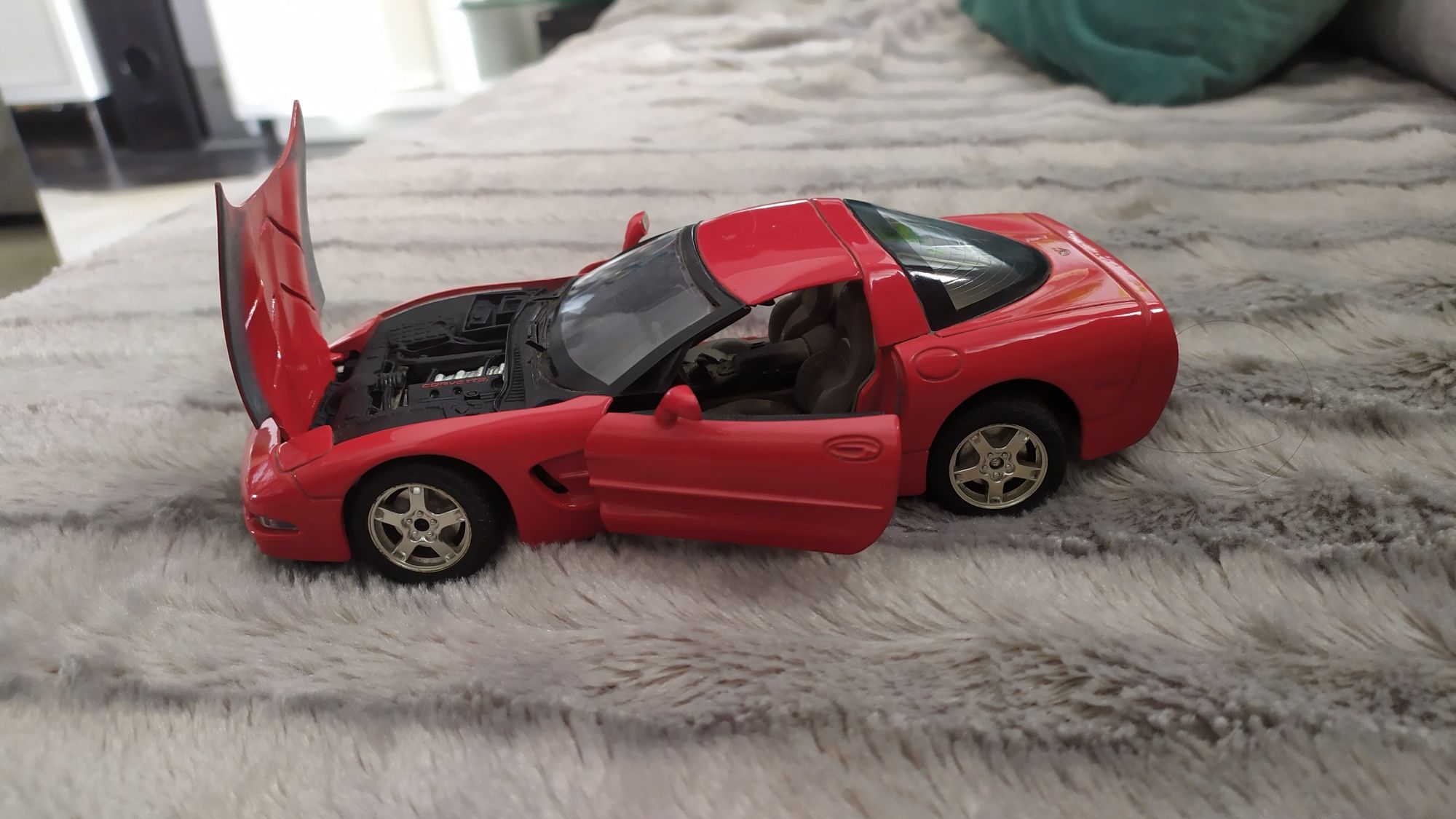 Carro Chevrolet Corvette ano 1997 escala 1/24 Burago