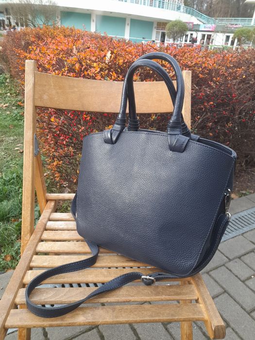 Синя шкіряна сумочка, Італія