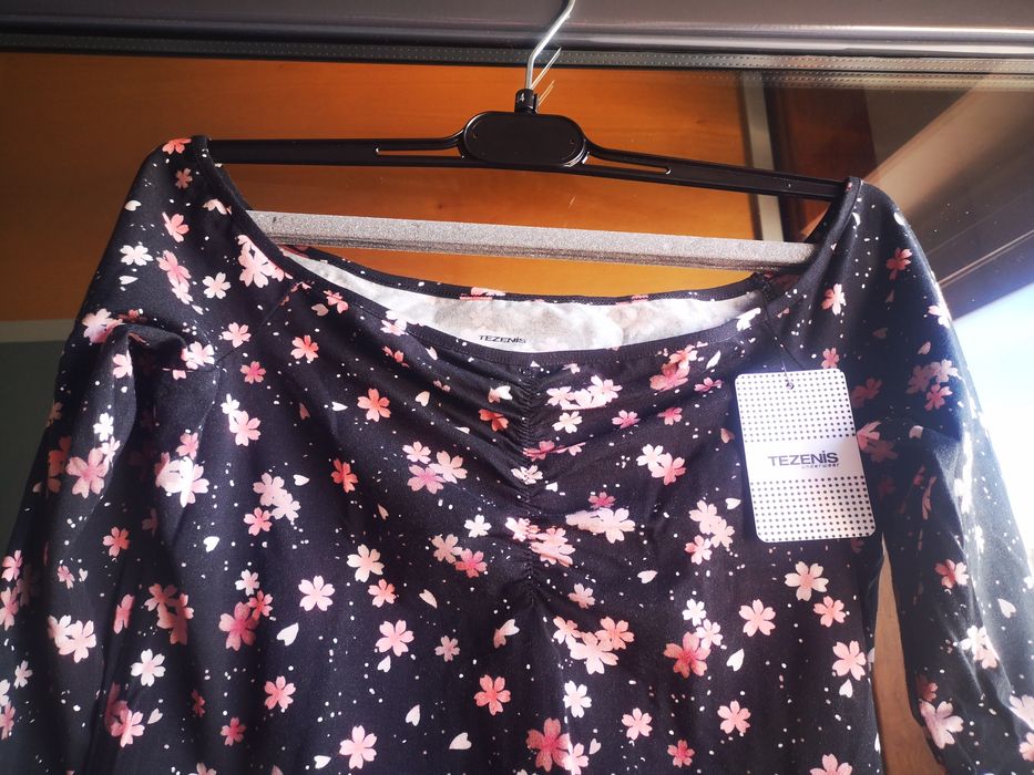 Camisola nova preta com flores,ombros de fora, mangas 3/4,Tezenis, M