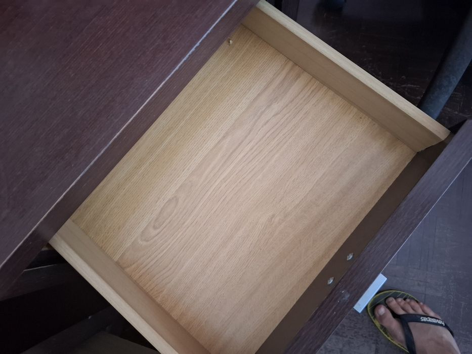 Par de mesas de cabeceira em madeira — 2 gavetas — ótimo estado”