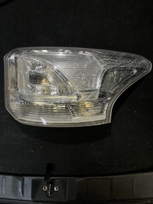 Задній фонар правий Mitsubishi Outlander PHEV 2013 під заміну