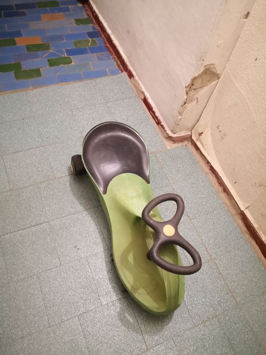 Дитяча машинка інерційна каталка бибикар