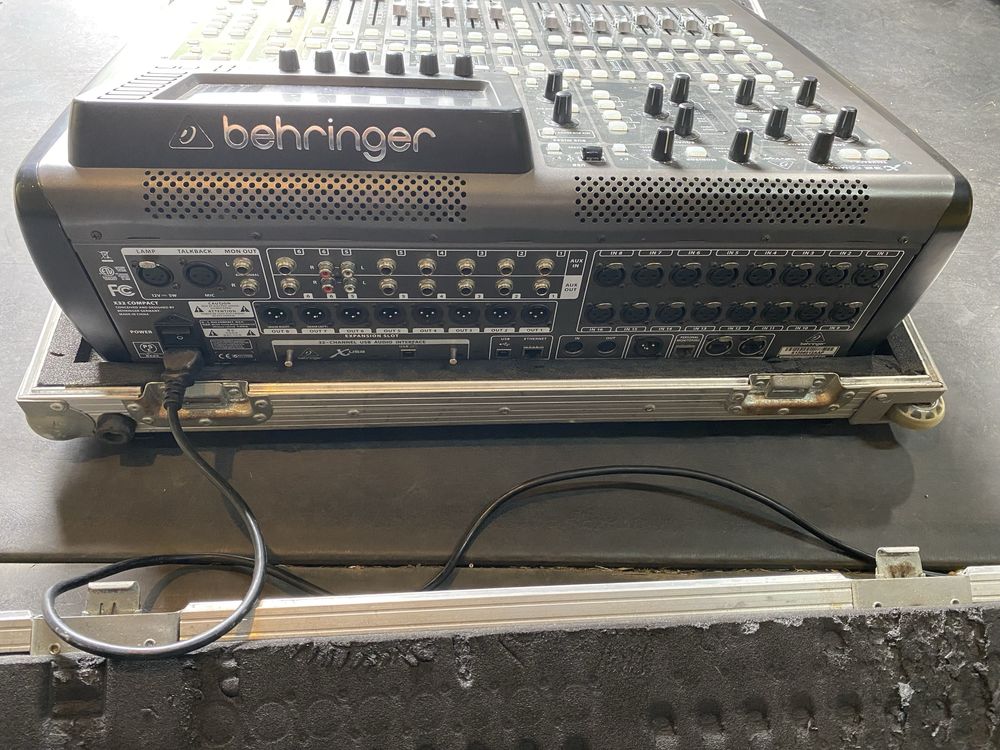 Mikser Behringer x32 compact + Z CASE na kółkach