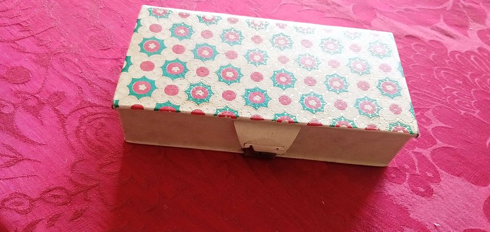 Aqui! Há Latas! Várias-House Crane Company,Bus M.Spencer outrosDesde2E