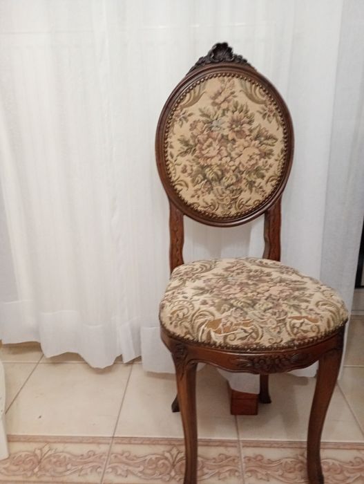 Antyczne zdobione krzesło