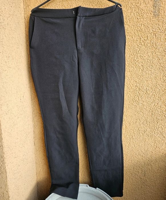 Czarne spodnie damskie pepco ślizgi materiał