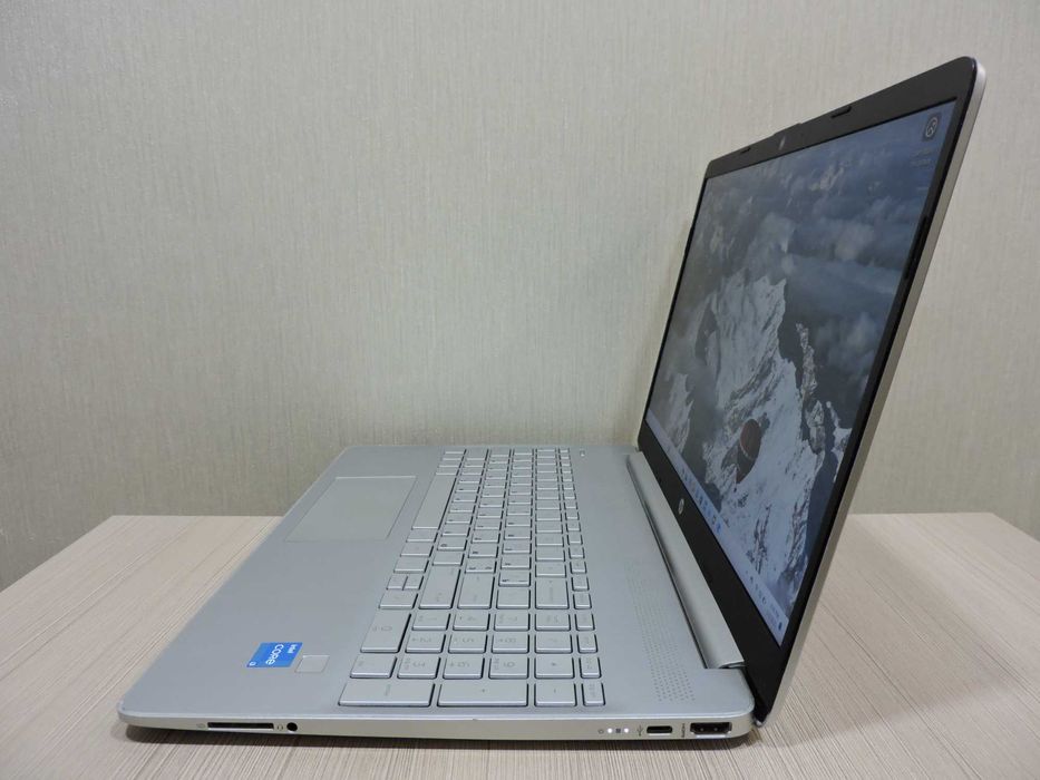 Шестиядерный HP /15.6" /Core i3-1215U/ОЗУ 16GB/SSD 256/UHD