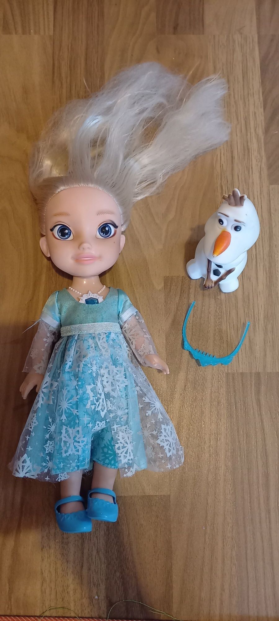 Elsa śpiewa i Olaf