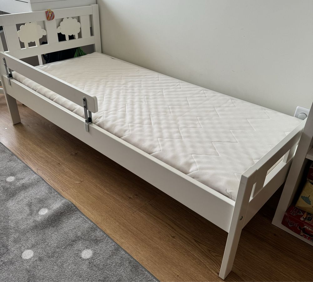 Cama c/estrado ripas com colchao.