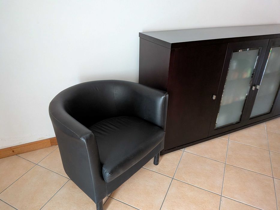 Aparador Venguê  + 2 Poltronas em preto + Cabideiro de design