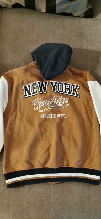 Jaqueta universitária com capuz