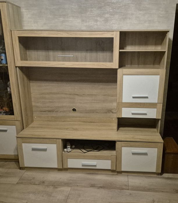 Тумба під телевізор з поличками