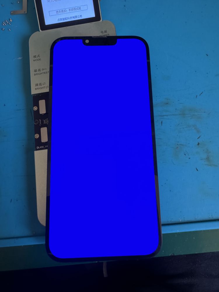 Дисплей на iPhone 13 Pro max з дефектом