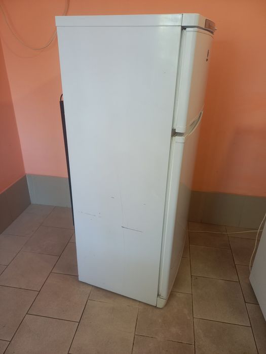 Бесплатно доставлю.  Продам двухкамерный рабочий холодильник. Индезит