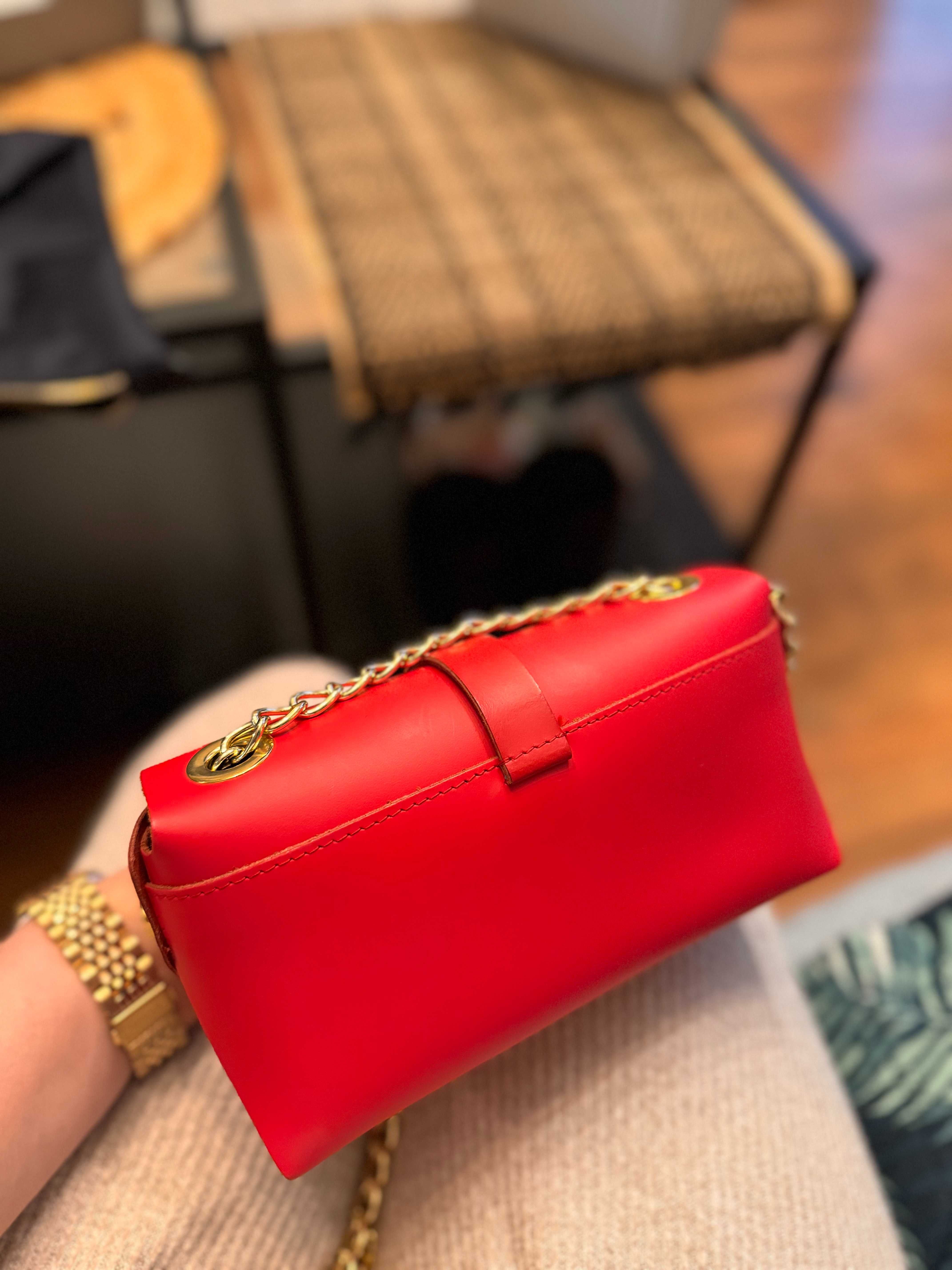 czerwona skórzana torebka Batycki ze złotym łańcuszkiem crossbody