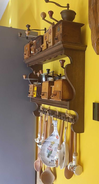 Kolekcja młynków do kawy, regał dębowy, akcesoria kuchenne