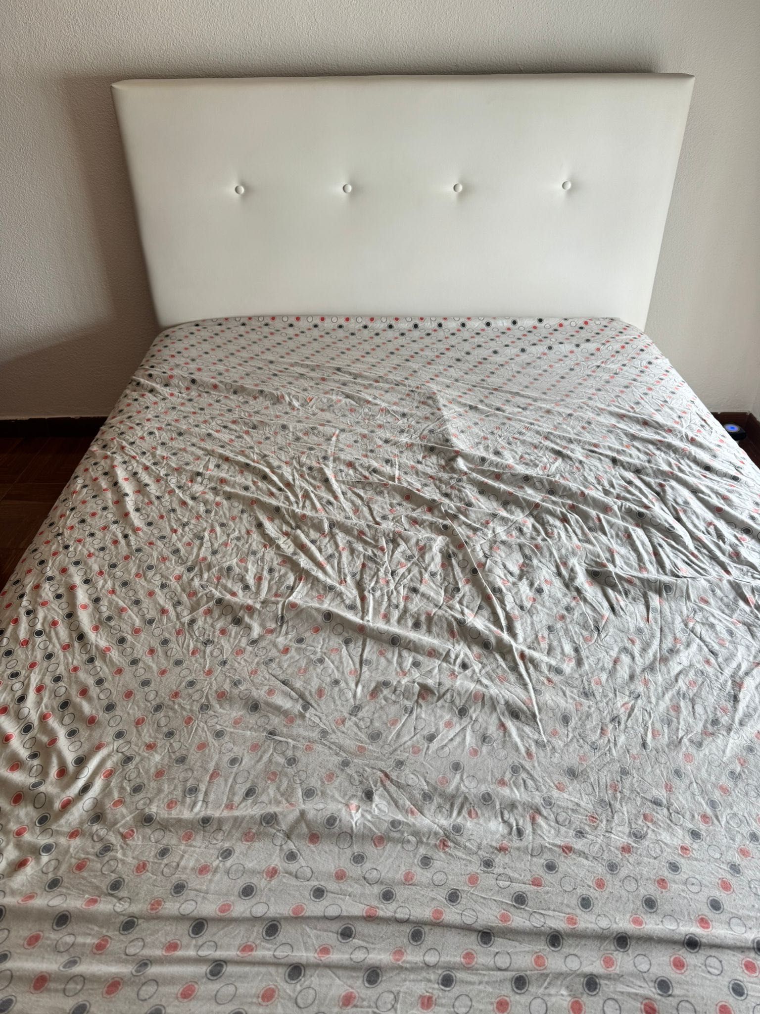 VENDE-SE CAMA DE CASAL EM ÓTIMO ESTADO COM CABECEIRA EM COURO+COLCHÃO