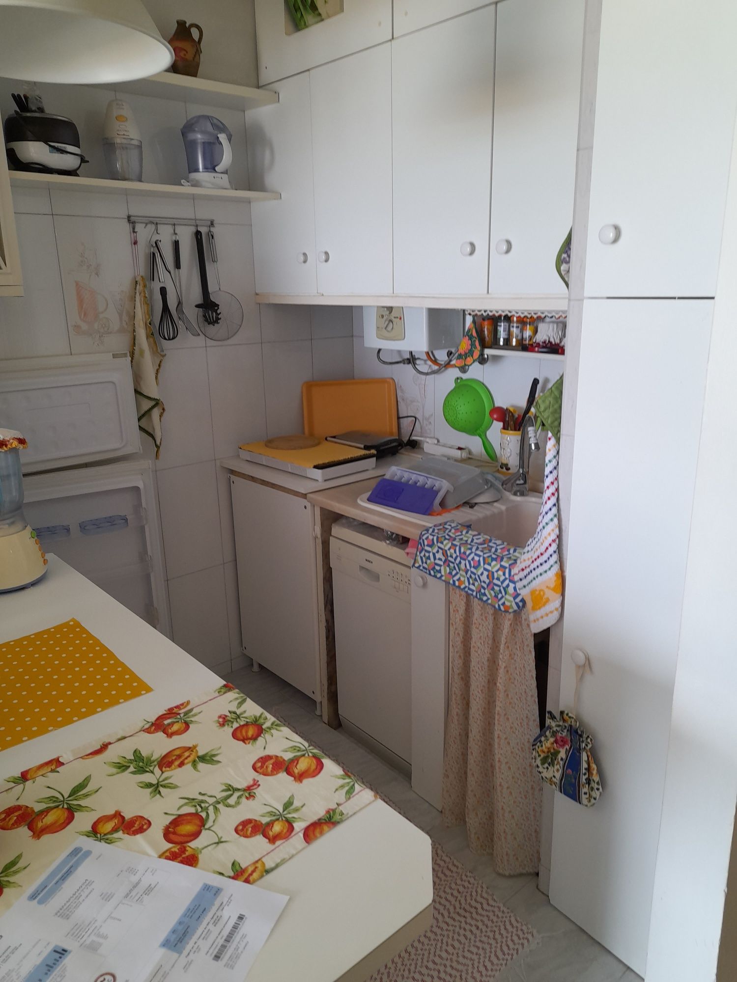 Quarto com 25m2, cama de casal. Arrendo a casal sem filhos ou 1 pessoa