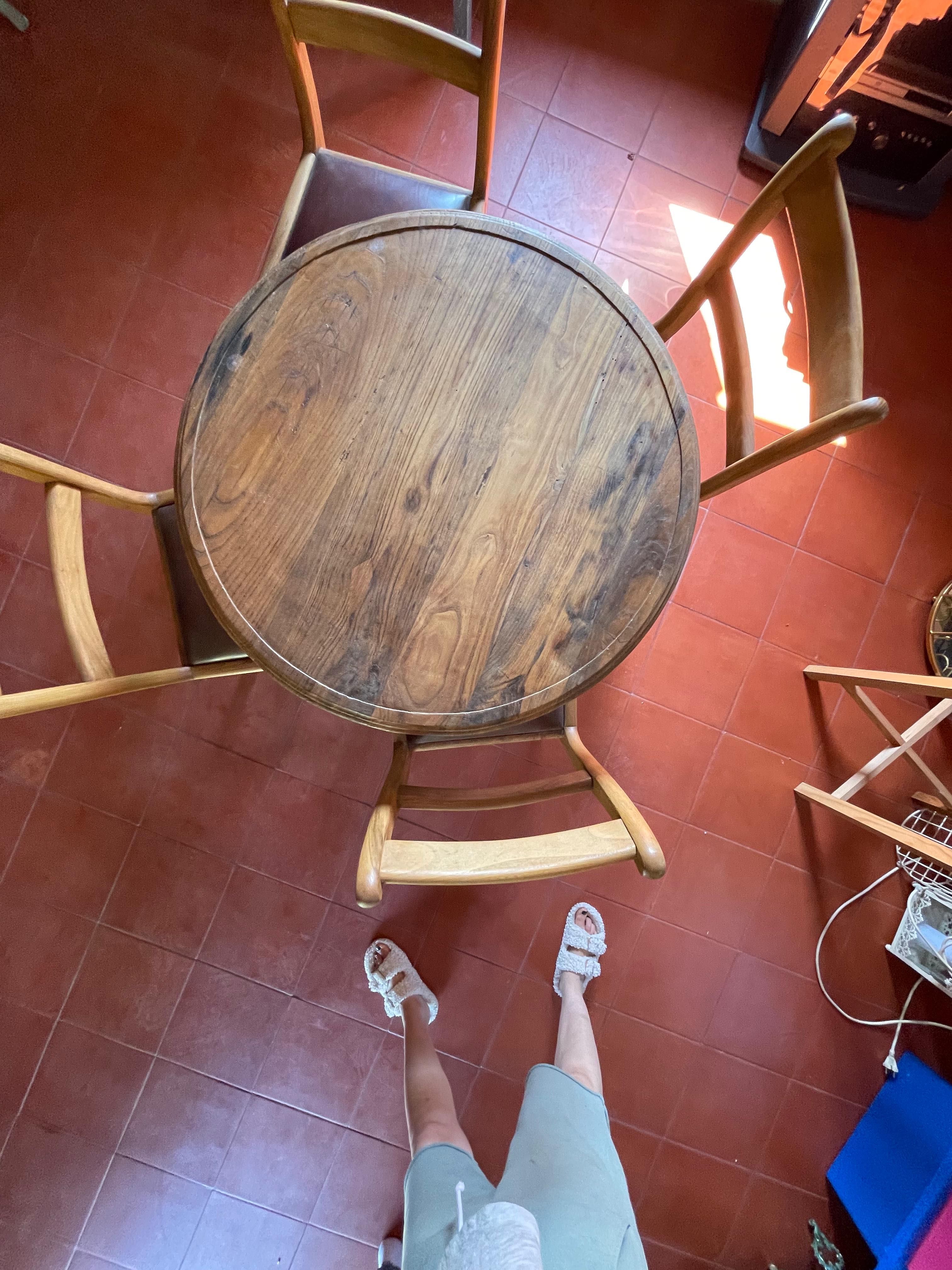Mesa de jogos em Castanho