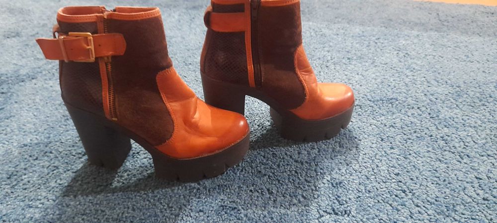 Botas camel em pele