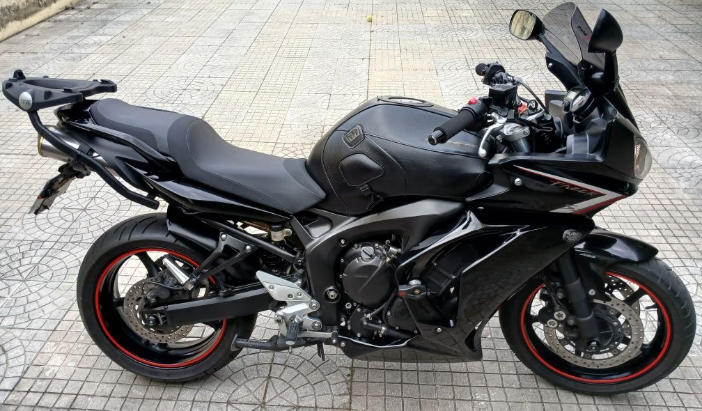 Yamaha FZ6 S2 Black Edition ABS + material