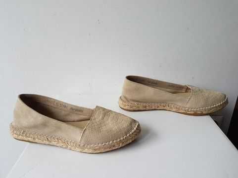 Beżowe skórzane espadryle KIOMI Made In Spain motyw wężowej skóry r.37