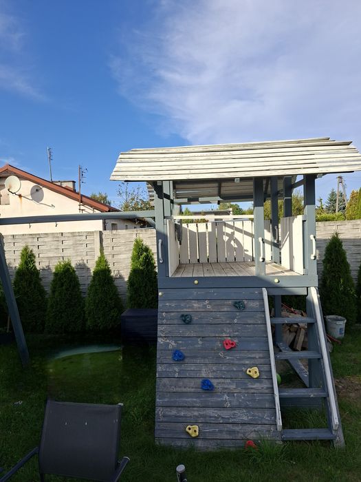 Drewniany domek dla dzieci