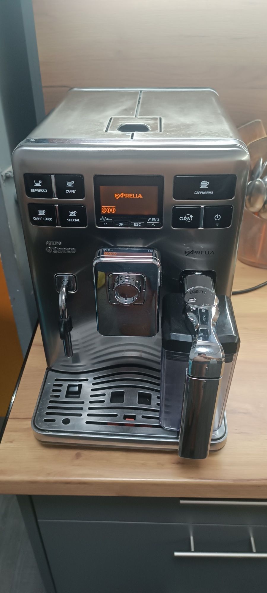 Продам кофемашину Saeco exprelia