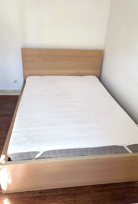 Cama com estrado + colchão (140x200)