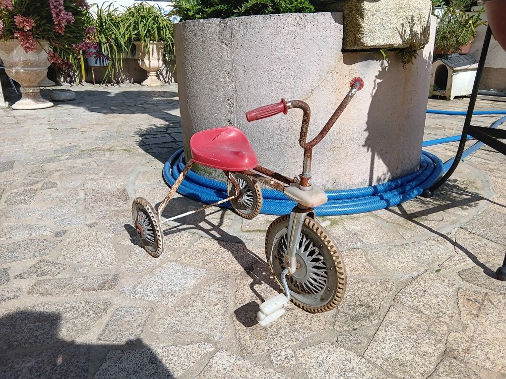 Triciclo  antigo de criança,  brinquedo antigo