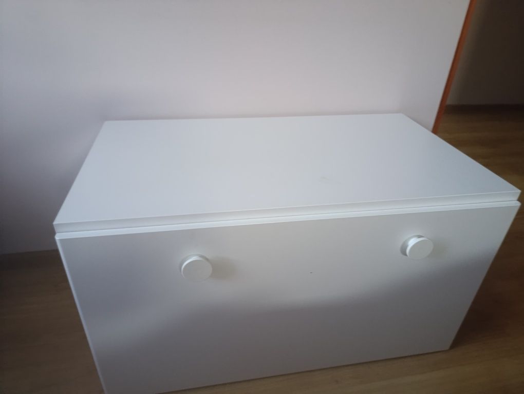 Biała skrzynia wysuwana ze stolikiem ikea