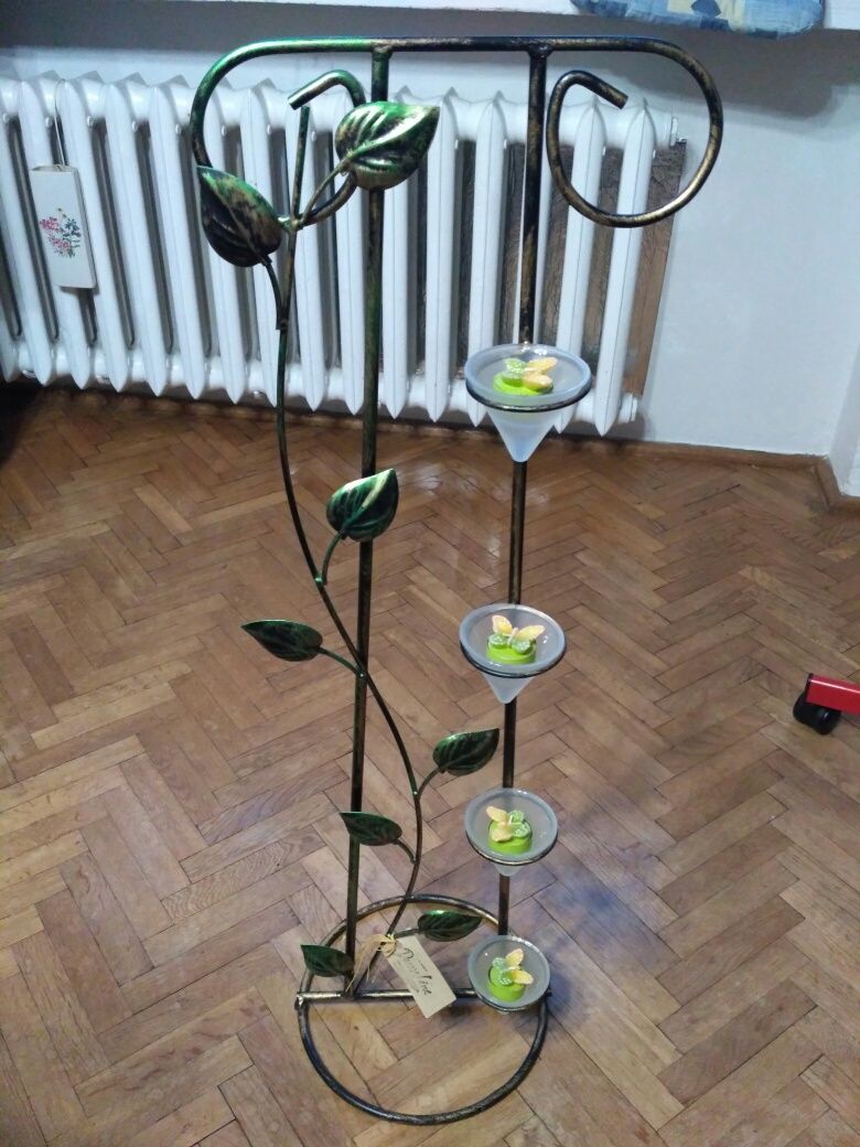 Dekoracyjny świecznik podłogowy motyw roślinny